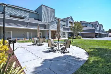 Cezanne Apartments Outdoor Courtyard & Seating