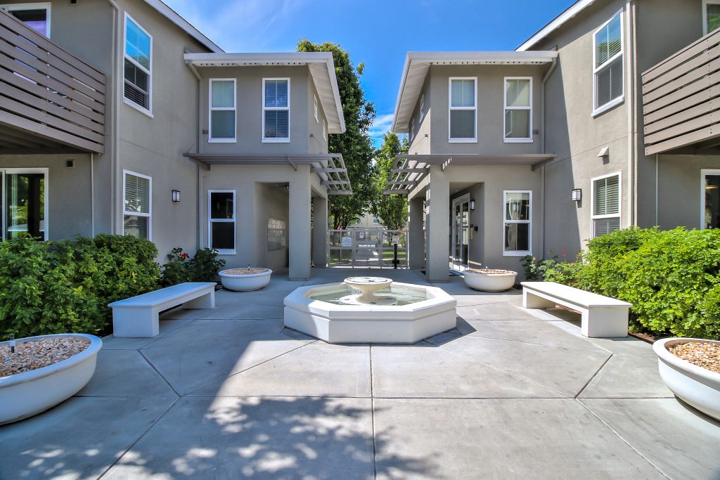 Buckingham Place Apartments Outdoor Courtyard