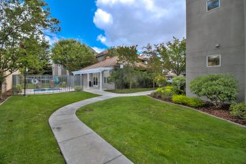 Warburton Village Apartments Outdoor Courtyard Lawn & Hot Tub Jacuzzi