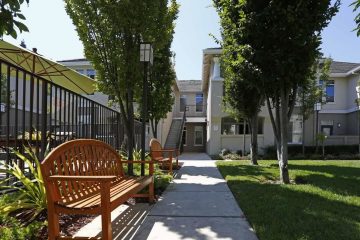 Gemello Village Apartments Outdoor Courtyard & Benches