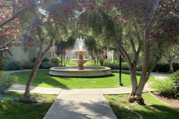 Catalina Apartments Exterior Courtyard & Water Feature