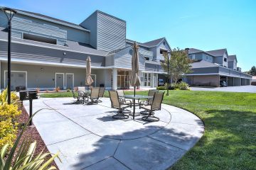 Cezanne Apartments Outdoor Courtyard & Seating