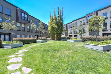 Metro at Showplace Square Exterior Courtyard Lawn